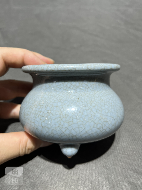 清乾隆 仿汝釉三足鬲式炉 - 图3